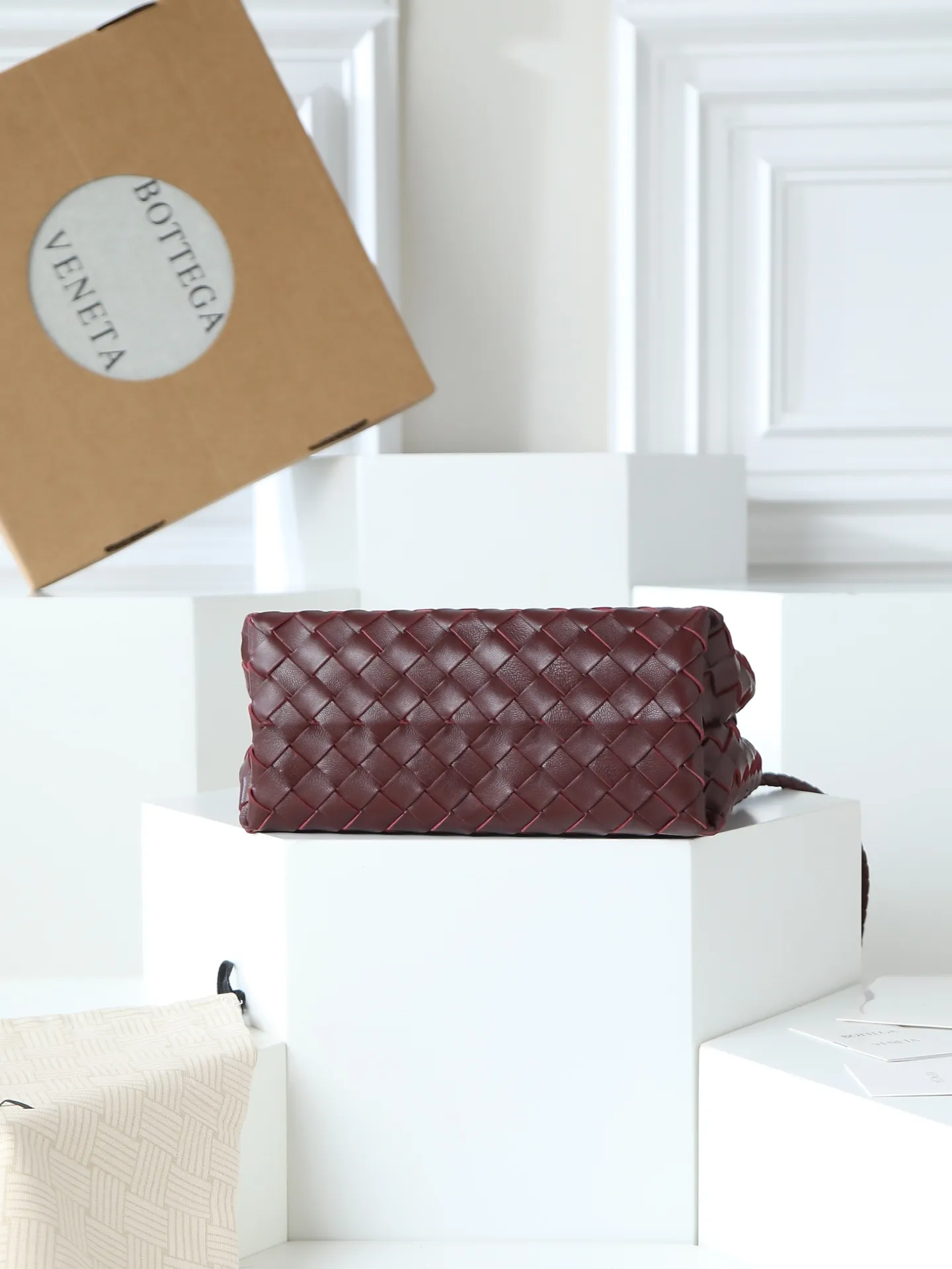 1300. Andiamo is shipping‼ ️Really popular🔥The new Andiamo woven handbag launched by Bottega Veneta this season is really popular all over the world! ! Celebrities at home and abroad have worn it, and Oscar-winning actress Michelle Yeoh has taken it out on the street. Song Jia, Trai Yala, Yu Feihong, Sanji Ayaka, Rosie Hunting-Whiteley, Yoshioka Riho, etc. have all worn this bag. It is classic and versatile and shows off your temperament, and the bag capacity is also large, which is very convenient for daily commuting! ! A variety of carrying methods, the shoulder straps can be adjusted by yourself, the original lambskin feels soft and delicate, and the unisex style breaks the gender boundaries and brings a more practical and long-lasting use experience. Andiamo, which has both elegant and casual styles, perfectly interprets the true appearance of "fashionable old money style". Style number: 766014 Size: 25*22*10.5cm